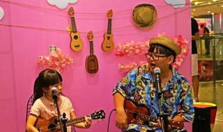 Ukulele乌克丽丽和吉他 乌克丽丽mv女主角